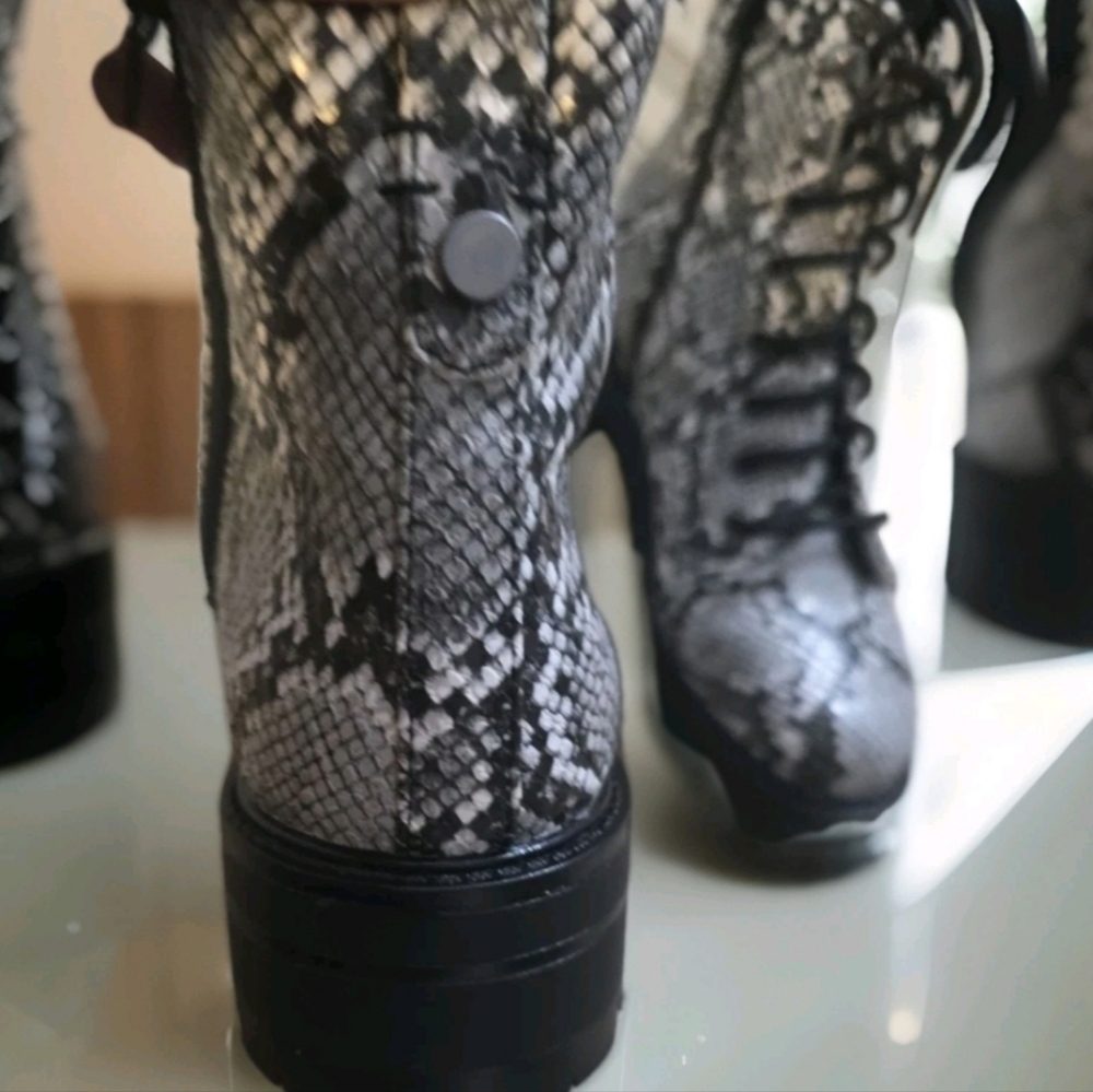 Adorable pre-loved Indigo Side Zip faux Snake Skin Combat Boots Sz 6. - Picture 6 of 8